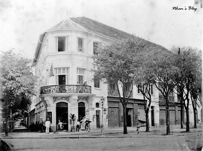 Nằm ở vị trí đắc địa không kém Café de la Terrace là Café de la Rotonde, nằm ở giao lộ Catinat và Quai de Belgique (Đồng Khởi - Tôn Đức Thắng), đối diện khách sạn Majestic ngày nay. Tên gọi của quán có nghĩa là Nhà Tròn, có lẽ dựa theo hàng hiên có dáng bo tròn ở chính giữa.