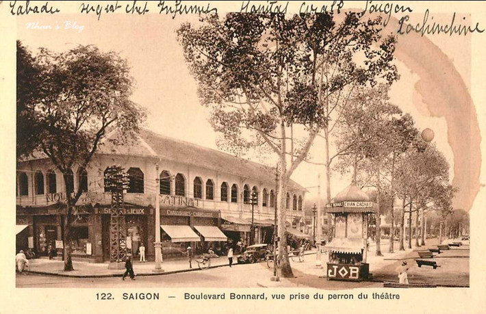 Vào năm 1957, Café de la Terrase đã bị đập đi để xây khách sạn Caravelle - một trong những khách sạn lịch sử nổi tiếng nhất Sài Gòn.
