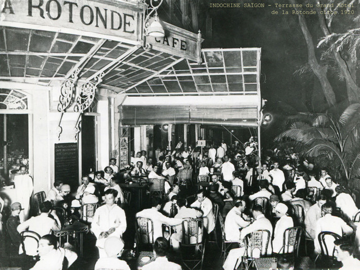 Cả hai quán Café de la Terrace và Café de la Rotonde đều là nơi lui tới quen thuộc của người Pháp và những người Việt có học thức, địa vị của Sài Gòn xưa.