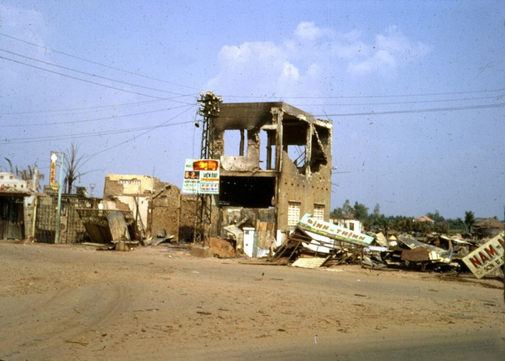 Những tòa nhà đổ nát ở ngã ba Hàng Xanh sau Tết Mậu Thân 1968.
