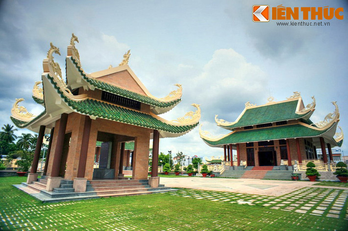 Theo các sử liệu, Bùi Hữu Nghĩa sinh tại làng Long Tuyền, tổng Định Thới, huyện Vĩnh Định, phủ Định Viễn, trấn Vĩnh Thanh (nay thuộc phường An Thới, quận Bình Thủy, thành phố Cần Thơ). Năm 1835, ông đỗ thủ khoa kỳ thi hương ở Gia Định và được bổ làm Tri phủ Phước Long (Biên Hòa), thời gian sau, ông về Trà Vang (Trà Vinh). Ảnh: Bên trong khu tưởng niệm.