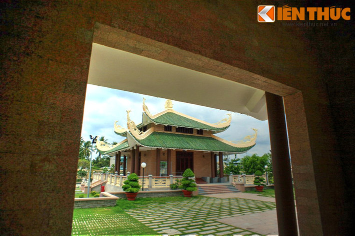 Với những đóng góp to lớn cho văn học Việt Nam cuối thế kỷ 19, thủ khoa Bùi Hữu Nghĩa được dân gia ca tụng là một trong bốn “Rồng vàng” đất Nam Bộ. Ảnh: Một góc khu tưởng niệm.