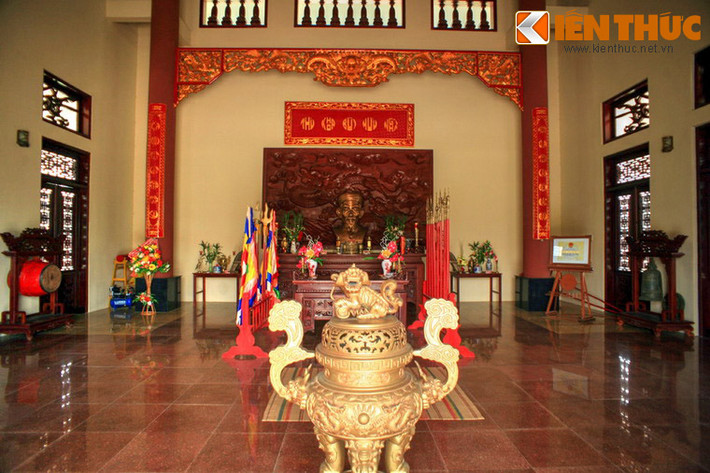 Năm 1868, ông bị Pháp bắt giam ở Vĩnh Long vì làm thơ kêu gọi cổ vũ tinh thần kháng chiến của Cần Vương. Do không lung lạc được ông nên một thời gian sau chúng buộc phải thả ông. Ảnh: Không gian tôn nghiêm bên trong đền thờ.