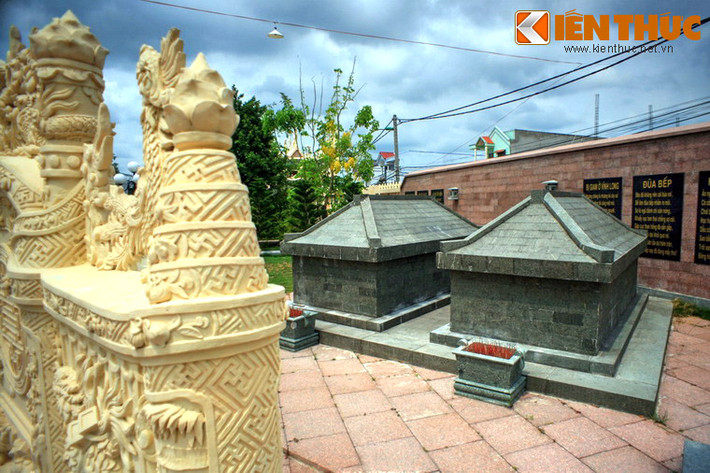 Mộ ông được xây dựng năm 1872 bằng đá ong. Từ năm 2010 đến 2012 được trùng tu và xây dựng khu tưởng niệm mới theo lối kiến trúc cổ với quy mô hoành tráng, giá trị thẩm mỹ cao. Ảnh: Mộ phần của thủ khoa Bùi Hữu Nghĩa và vợ là bà Nguyễn Thị Tồn.