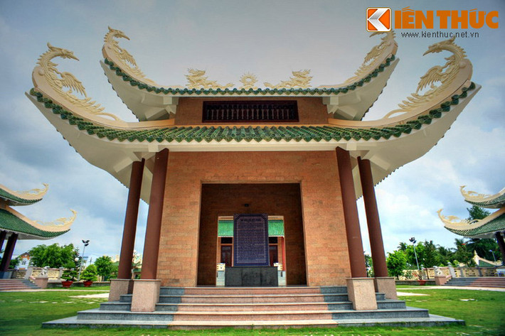 Tại Trà Vang, ông bị vu cáo vì bênh vực bà con người Khmer nghèo bị ức hiếp trong vụ Láng Thé và chờ triều đình xét xử. Thương chồng bị hàm oan, vợ ông là bà Nguyễn Thị Tồn, một mình ra Huế dâng trạng minh oan cho chồng. Cảm kích hành động can trường của bà, vua Tự Đức tha tội chết cho Bùi Hữu Nghĩa. Ảnh: Nhà bia trong khu tưởng niệm.
