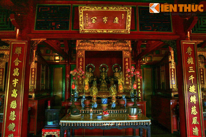 Gian giữa thờ ba pho tượng Phật Tam Thế: Phật A Di Đà, Phật Thích Ca và Phật Di Lặc cùng các vị Bồ tát: Dược Sư, Văn Thù, Phổ Hiền... phía trên treo bức hoành phi "Khương Ninh các".
