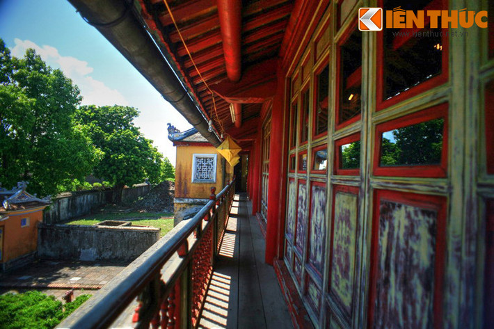 Tầng dưới của Khương Ninh Các được dùng làm nơi ăn ở, sinh hoạt của các bà phi tần lớn tuổi đã quy y hoặc xuất gia tu Phật. Tầng trên chia làm hai phần làm nơi thờ từ, gồm phần trước và phần sau.