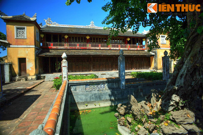 Công trình này là một tòa lầu hai tầng bằng gỗ, kiến trúc cân đối và xinh xắn, nằm trong một khuôn viên độc lập, được ngăn cách với bên ngoài bằng vòng tường khép kín.
