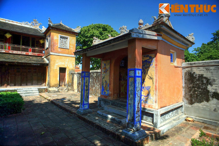 Theo các nhà nghiên cứu văn hóa, chức năng của Khương Ninh Các khá đặc biệt: vừa là nơi thờ cúng (tầng trên), vừa là nơi sinh sống (tầng dưới); vừa là nơi thờ Phật (Phật giáo), vừa là nơi thờ Thánh (Thiên Tiên Thánh giáo), thờ cả vong linh người trong hoàng tộc triều Nguyễn hay tổ sư nghề hát bội.