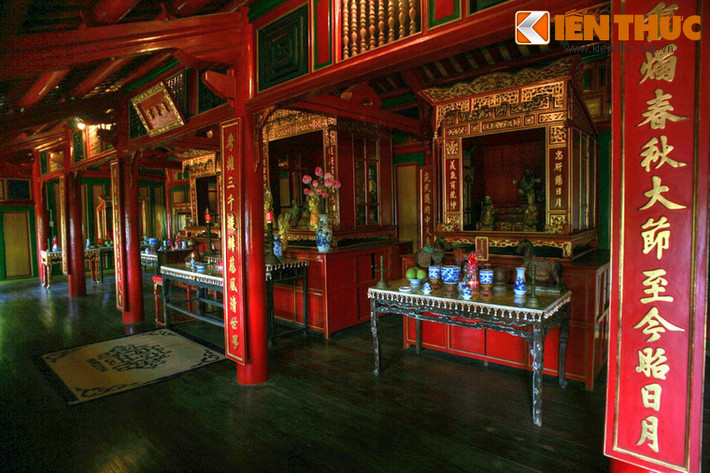 Phía trước được trần thiết lộng lẫy, có đầy đủ cờ phướn, khám thờ, tranh tượng, bài vị... với năm gian thờ.