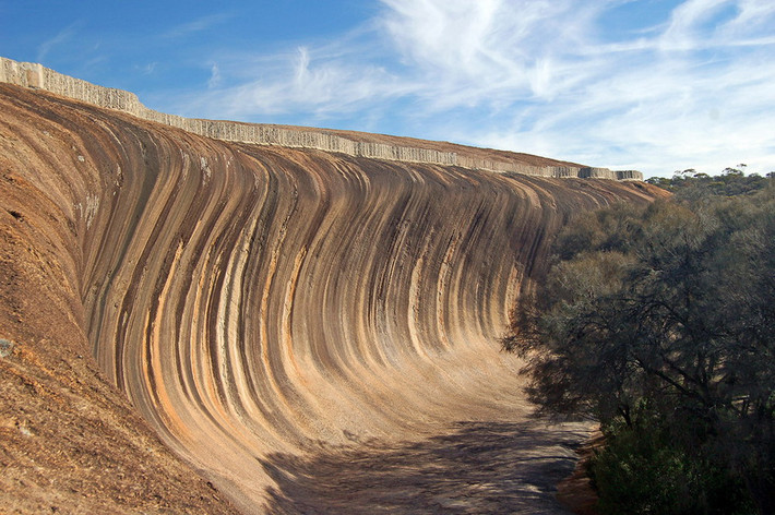 Nhìn từ xa, Wave Rock trông giống như một làn sóng biển khổng lồ đang dâng cao rồi bỗng dưng ngưng đọng lại.
