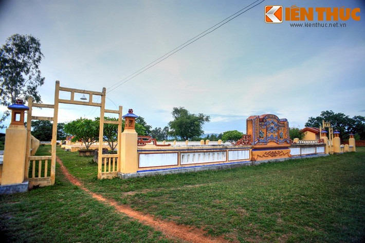 Sau đó hai tướng Tây Sơn là Trần Quang Diệu và Võ Văn Dũng đã bao vây thành. Những trận đánh hết sức ác liệt đã diễn ra. Tháng 5/1801, thành thất thủ, tướng Võ Tánh đã tự thiêu còn quan văn Ngô Tùng Châu uống thuốc độc tự tử. Ảnh: Khu vực lăng mộ Võ Tánh và Ngô Tùng Châu được Nguyễn Ánh cho xây dựng trong Tử Cấm Thành sau này.