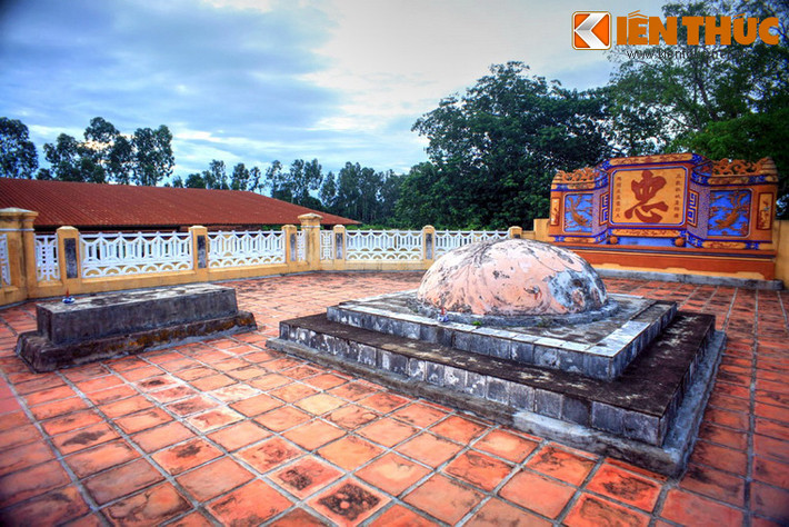 Trên mặt bằng của điện Bát Giác cũ, nơi Vua Thái Đức thiết triều, Nguyễn Ánh đã xây lăng mộ và lầu Bát Giác thờ tướng Võ Tánh và Ngô Tùng Châu. Ảnh: Mộ tướng Võ Tánh (phải) và quan văn Ngô Tùng Châu (trái).
