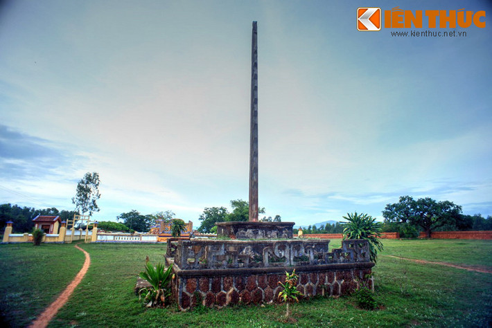 Từ năm 1788, Nguyễn Huệ lên ngôi hoàng đế đặt kinh đô tại Phú Xuân, kinh đô Hoàng Đế chỉ còn trên danh nghĩa. Ảnh: Cột cờ trong thành.