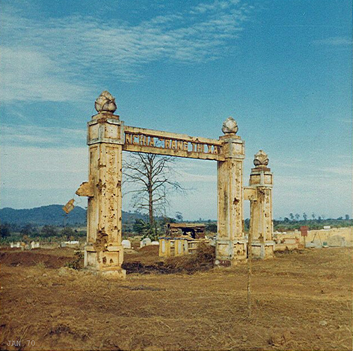 Cổng vào nghĩa trang thị xã Buôn Ma Thuột.