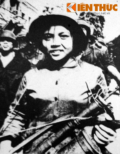 Nữ dân phòng trong những ngày Mỹ ném bom Hà Nội, tháng 12/1972.