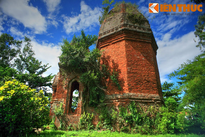 Linga, Yoni được tôn thờ khá phổ biến ở các nước chịu sự ảnh hưởng của Ấn Độ giáo, trong đó có Chăm Pa lúc bấy giờ. Vì vậy Linga –Yoni thường được thờ trong tháp Chăm, biểu tượng cho thần Siva và sự sinh sôi, phát triển. Ảnh: Tháp Chiên Đàn (Điện Bàn, Quảng Nam) mang hình dáng của một linga.