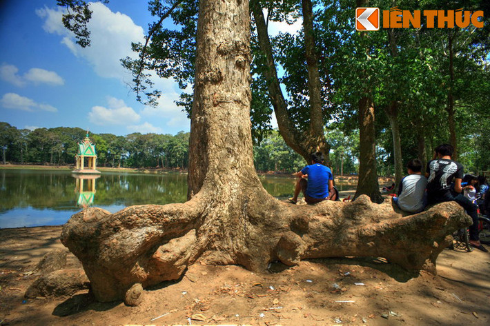 Theo đó, để có nước ngọt dùng trong mùa khô, dân làng Khmer nơi đây đã tổ chức cuộc thi đào ao giữa hai nhóm nam và nữ đồng thời với thể lệ nhóm nào thua sẽ phải đi cưới hỏi phái kia.