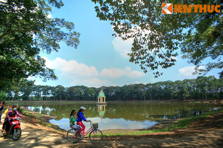 Nằm ở địa phận phường 8 của thành phố Trà Vinh, tỉnh Trà Vinh, Ao Bà Om, hay Ao Vuông là một thắng cảnh độc đáo và nổi tiếng ở khu vực Nam Bộ.