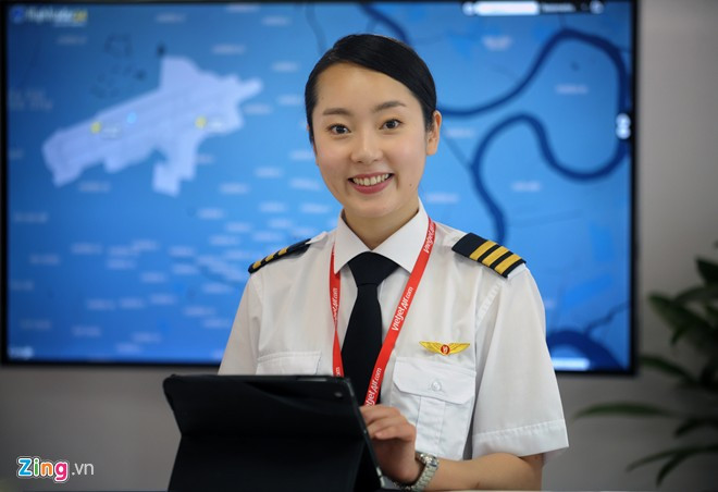 Kyoungjin Kim và gia đình đã chuyển về Seongnam-shi, Geyongi-do sinh sống sau 21 năm sinh ra và lớn lên tại Seoul (Hàn Quốc). Từng du lịch vòng quanh thế giới nữ phi công Hàn Quốc của VietJet Air chỉ thấy Việt Nam có rất nhiều điều đặc biệt, một không khí khác hẳn, cafe thú vị, hoa quả ngon hay những ngôi nhà độc đáo, đó là những thứ khơi dậy trí tò mò và sở thích khám phá của cô và là một phần nguyên nhân khiến Kim đến với đất nước Việt Nam làm việc.