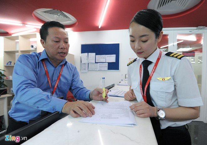 Cô từng là thành viên trong đội bay của Qatar Airways trong khoảng thời gian một năm rưỡi. Tại đó Kim có cơ hội tiếp cận buồng lái máy bay và bị chinh phục bởi khoảng không bao là và cảnh đẹp kỳ vĩ qua ô cửa.