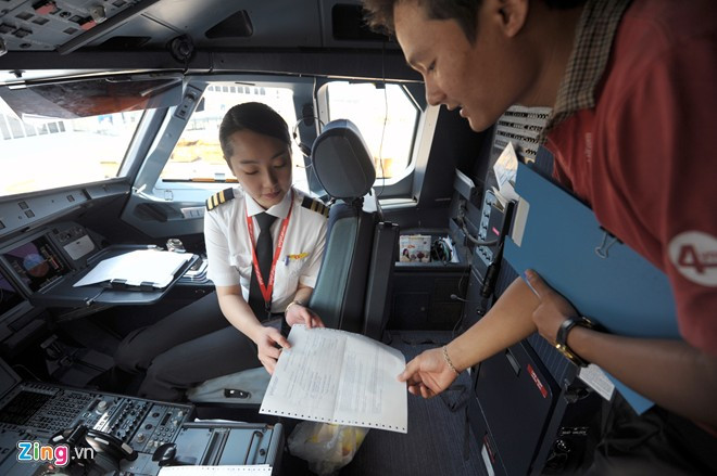 Công việc phi công tuy vất vả nhưng lại là điều thú vị vì hàng ngày ngắm nhìn phong cảnh đẹp qua cửa sổ buồng lái, được tiếp xúc với nhiều người ở nhiều vùng miền khác nhau. "Tuy không hiểu hết chuyện nhưng tôi cảm thấy gần gũi qua những nụ cười của họ", Kim tâm sự. Dự định khi mọi thứ ổn định sẽ cùng những người bạn Việt Nam của mình khám phá những địa điểm thú vị mà trước đó chỉ nhìn thấy từ trên cao. Bình thường cô hay dành thời gian để đọc tiểu thuyết. Nhà văn mà Kim yêu thích là Murakami Haruki và Alain de Botton. Nữ phi công Hàn Quốc rất thích đến siêu thị mặc dù không biết nấu ăn.
