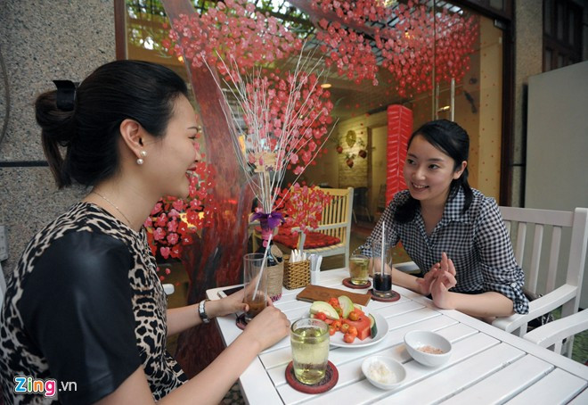 Mùng 8/3 năm nay tuy phải xa gia đình nhưng cô dự định sau giờ làm việc sẽ cùng những người bạn Việt Nam dạo chơi. Kim tâm sự, thật là thú vị khi được đắm chìm vào không khí vui vẻ của các đôi trai gái dạo chơi trên các tuyến đường, những cửa hàng ngập tràn hoa tươi mà bình thường ít được thấy.