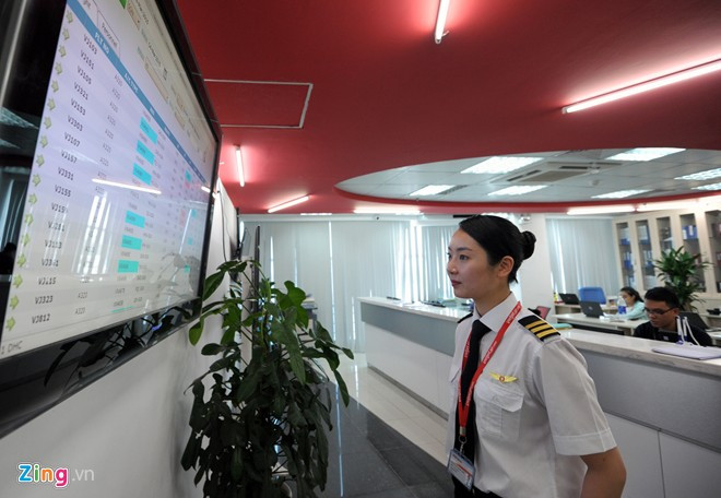 Cô kể, thực ra là may mắn sau khóa học đã được trúng tuyển và gia nhập phi hành đoàn của Việt Nam, nơi quy tụ rất nhiều phi công, tiếp viên... đến từ các nước trên thế giới. Hàng tuần, Kim lái máy bay đi nhiều tỉnh, thành phố trong nước, thỉnh thoảng tham gia cả các chặng đi quốc tế mà hãng khai thác.