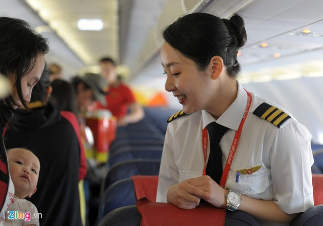 Điều thích thú của Kim là việc kiểm tra tàu bay trước khi cất cánh, đứng tên cabin gặp gỡ và tiếp xúc với nhiều người. Cô gái 27 tuổi chia sẻ, rất hạnh phúc khi được chào đón những hành khách từ nhiều nơi trong chuyến bay mình thực hiện. 'Những nụ cười ấm áp khiến cho tôi có động lực phấn đấu trong công việc chuyên môn và thêm yêu mảnh đất hình chữ S cũng như con người Việt Nam', nữ phi công Hàn Quốc nói.