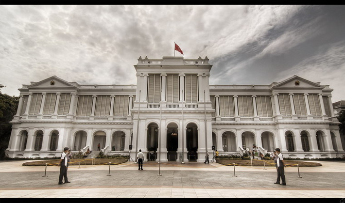 Nằm trong khuôn viên rộng 40ha trên đồi Mount Sophia, dinh là một công trình kiến trúc hai tầng bế thế mang phong cách cổ điển, được thực dân Anh cho xây dựng từ năm 1867 - 1869.