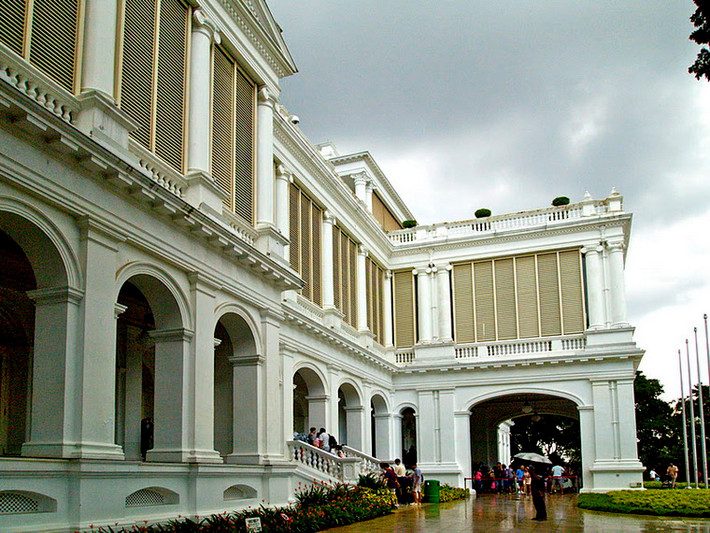 Kể từ đó cho đến năm 1959, dinh Istana được dùng làm nơi ở và văn phòng chính thức của các Thống đốc Anh. Sau khi Singapore trở thành quốc gia độc lập, dinh tiếp tục phục vụ các nhà lãnh đạo mới của đảo quốc Sư tử.