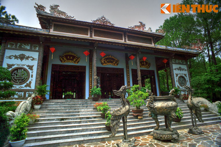 Trung tâm này là một quần thể kiến trúc hoành tráng nằm trên diện tích rộng đến 28 ha, được khánh thành năm 2007. Đền thờ Huyền Trân Công chúa là công trình trung tâm của quần thể kiến trúc nơi đây. Ngôi đền xây ba gian hai chái, mang những đường nét kiến trúc của các ngôi chùa cổ xứ Huế.