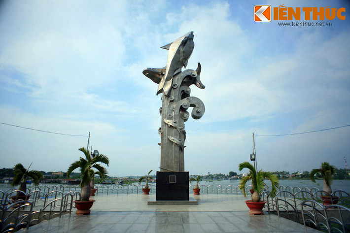 Khi ghé thăm TP Châu Đốc (tỉnh An Giang), nhiều du khách không khỏi ngạc nhiên khi thấy một thấy một tượng đài mang hình các chú cá sừng sững giữa trung tâm thành phố.