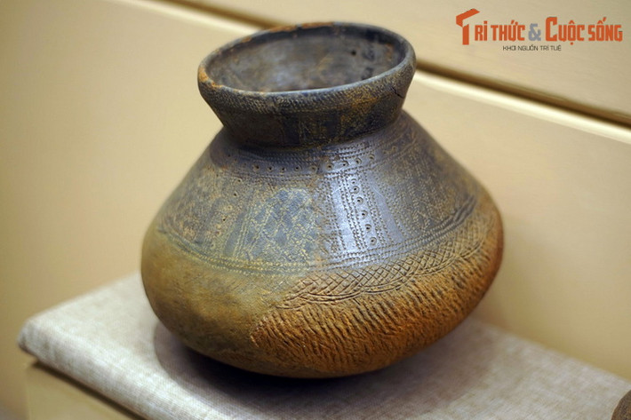 Nồi trang trí hoa văn in mép vỏ sò và tô đen ánh chì của văn hóa Sa Huỳnh, hiện vật của Bảo tàng Lịch sử Quốc gia, niên đại 2.000-2.500 năm trước. Văn hóa Sa Huỳnh là nền văn hóa hưng thịnh ở ven biển miền Trung Việt Nam từ khoảng năm 1.000 TCN đến cuối thế kỷ thứ 2.