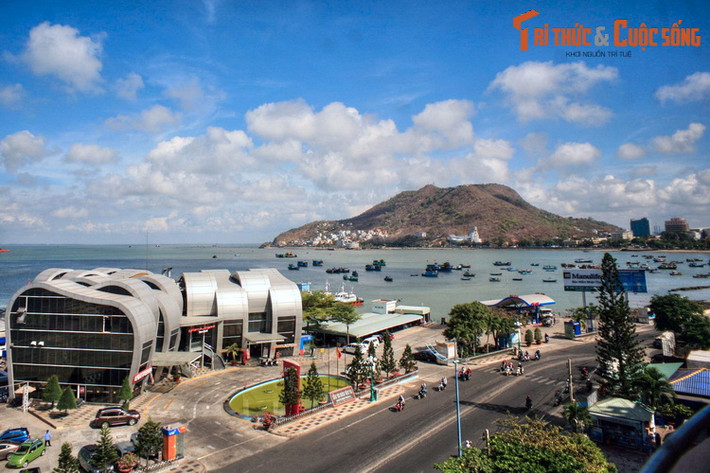 Một góc thành phố biển Vũng Tàu với cảng Cầu Đá trên đường Hạ Long, phía xa là vùng biển Bãi Trước và núi Lớn.