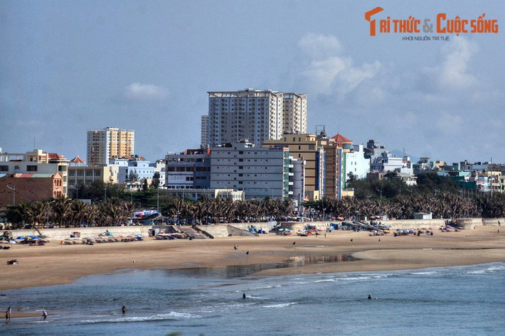 Từ Hòn Bà nhìn về Bãi Sau, bãi biển kéo dài khoảng 8km ở phía Đông Nam thành phố Vũng Tàu.
