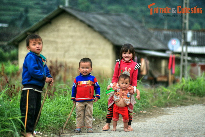 Dù còn nghèo nhưng cuộc sống ở Phố Cáo rất bình yên, và đồng bào dân tộc vô cùng thân thiện với khách đến từ phương xa. Họ luôn chào đón du khách bằng nụ cười chân thành, sẵn sàng mở rộng cửa mời khách vào nhà.