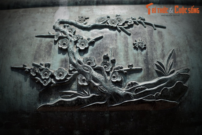 Với kỹ thuật khắc nổi vừa phải, các hình trên thân đỉnh tuy để trang trí mặt ngoài bầu, nhưng không lặp lại quy luật trang trí dải, mà mỗi hình như là một tác phẩm điêu khắc độc lập, giàu tính nhân gian, tạo ra những nhịp điệu uyển chuyển.