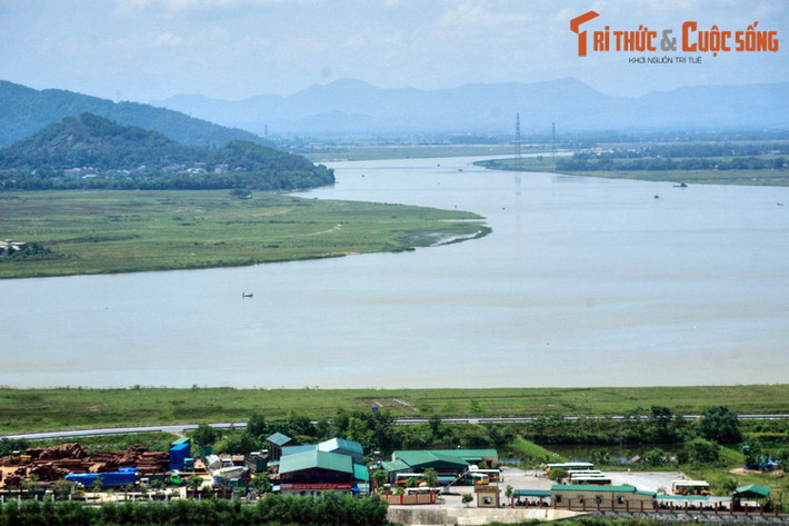 Khi các cuộc chiến đã khép lại, dòng sông Lam trở thành biểu tượng cho cuộc sống bình yên. Lặng nhìn dòng chảy dạt dào của dòng sông, có thể cảm nhận tâm tình của người xứ Nghệ được gửi vào câu ví dặm: “Bao giờ Hồng Lĩnh hết cây, Sông Lam hết nước thì đó với đây mới hết tình...”.
