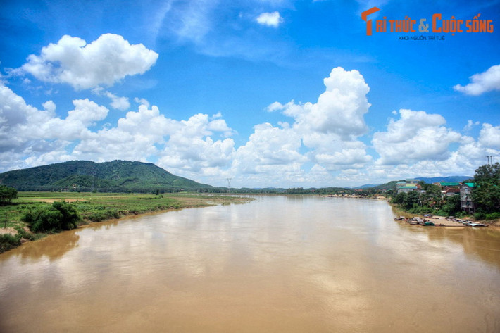 Là một trong hai con sông lớn nhất ở Bắc Trung Bộ, sông Lam chảy qua địa phận hai tỉnh Nghệ An và Hà Tĩnh, là dòng sông gắn liền với lịch sử và văn hóa, cũng như cốt cách, khí phách, tâm hồn của con người xứ Nghệ.