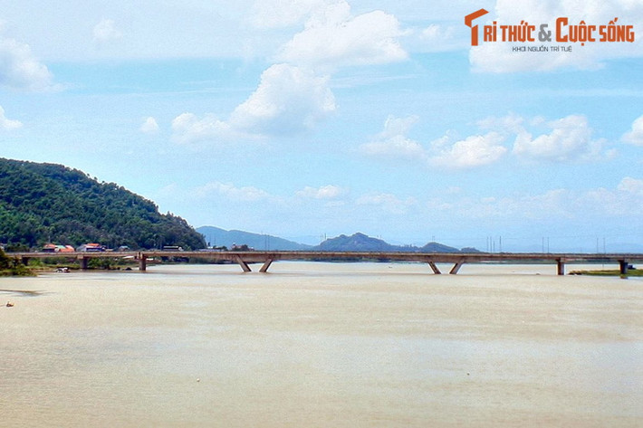 Trong kháng cuộc chiến chống Mỹ cứu nước, các địa danh gắn với sông Lam như Đò Rộ, Ba ra Nam Đàn, cầu bến Thủy... là trọng điểm đánh phá của giặc. Như dòng nước không thể nào ngăn chặn, quận và dân ta đã kiên cường chống lại kẻ thù trên từng trận địa.