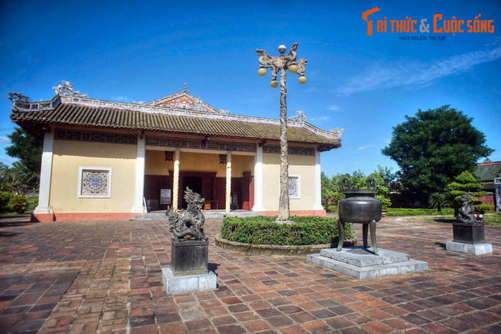 Ngoài thành viên hoàng tộc, người thường xuyên có mặt trong Tử Cấm Thành để duy trì các hoạt động thường ngày ở nơi đây là đội ngũ quan thái giám và cung nhân đông đảo. Việc ra vào Tử Cấm Thành của những người này được giám sát nghiêm ngặt. Ảnh: Nhà hát Duyệt Thị Đường.