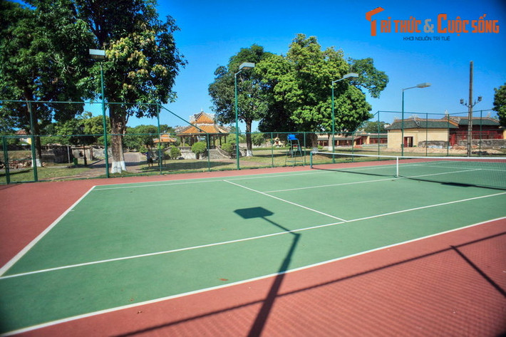 Công trình "kỳ lạ" nhất trong Tử Cấm Thành Huế là một sân tennis hiện đại. Vua Bảo Đại đã cho sân tennis này năm 1933 để phục vụ hoạt động thể thao của hoàng gia và quan khách.