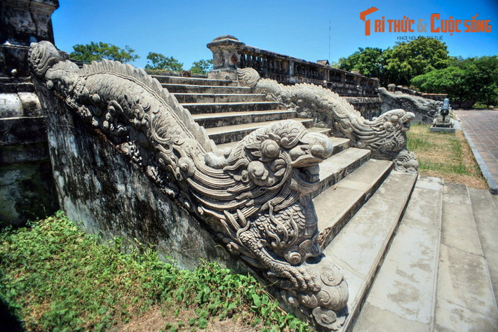 Bên trong Tử Cấm Thành có tất cả hơn 50 công trình kiến trúc với các chức năng khác nhau. Các công trình chính gồm điện Cần Chánh, điện Càn Thành, cung Khôn Thái, điện Kiến Trung, ngày nay đều không còn. Ảnh: bệ rồng ở phế tích điện Kiến Trung.