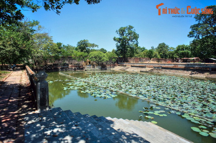 Trên phương diện mặt kiến trúc, Tử Cấm Thành Huế về đại thể là một hình chữ nhật có chu vi khoảng 1.229 mét. Mặt trước và sau mỗi mặt dài 324 mét, hai mặt bên dài 290 mét. Ảnh: Hồ Ngọc Dịch trong Tử Cấm Thành.