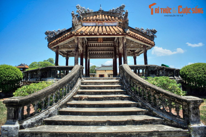 Với vị trí là nơi ở của vua và gia quyến, Tử Cấm Thành được bảo vệ nghiêm ngặt. Ngay cả các quan đại thần, nếu không có phận sự cũng không được lai vãng. Ảnh: Một lầu vọng cảnh trong khu vực Tử Cấm Thành.