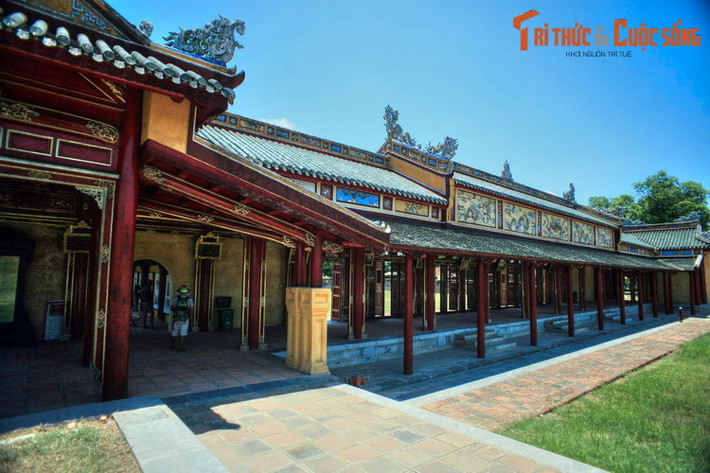 Năm Minh Mạng thứ 3 (1822), Cung Thành đổi tên là Tử Cấm Thành, nghĩa là "Tòa thành cấm màu tía". Theo nghĩa Hán tự, chữ Tử có nghĩa là màu tím, dựa theo thần thoại về chòm sao Tử Vi Viên trong thiên văn cổ phương Đông. Ảnh: Trường lang - hệ thống hành lang nội bộ trong Tử Cấm Thành.