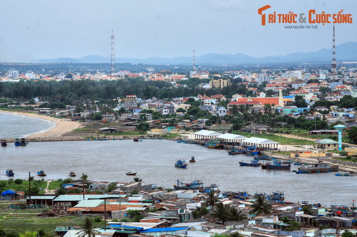 Phong cảnh Phan Thiết nhìn từ đồi Bà Nài. Nằm ở phía Đông của thành phố, đồi Bà Nài là nơi có hai di tích lịch sử nổi tiếng: Lầu Ông hoàng và tháp Chăm Po Sah Inư.
