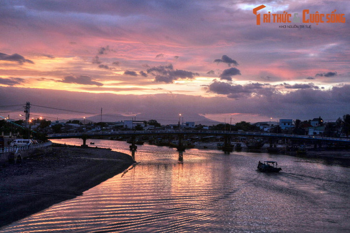Ráng chiều trên sông Cà Ty. Chảy từ dãy Trường Sơn ra biển Đông qua cửa biển Cồn Chà ở Phan Thiết, dòng sông này vừa nguồn nước, tuyến đường giao thông quan trọng, vừa mang lại cho thành phố một vẻ đẹp thơ mộng.