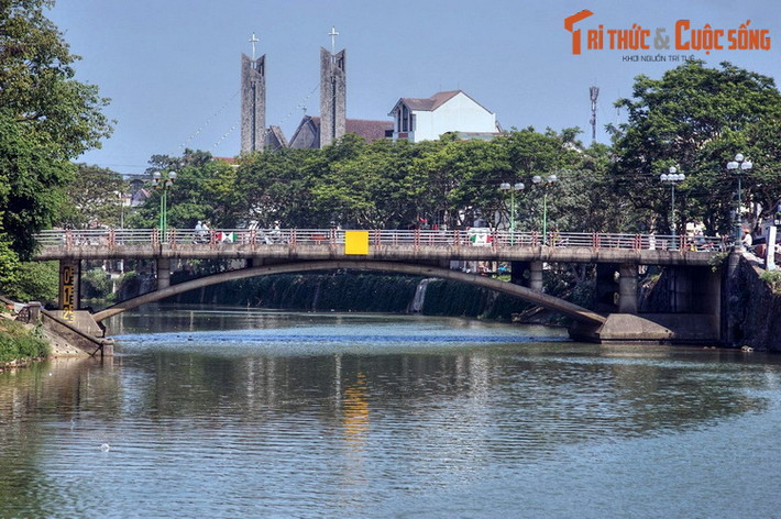 Bên cạnh các phủ đệ, bờ sông An Cựu cũng là nơi tọa lạc của hai nhà thờ nổi tiếng với kiến trúc độc đáo ở Huế. Đó là Nhà thờ Dòng Chúa Cứu Thế Huế và nhà thờ Chính tòa Phủ Cam.